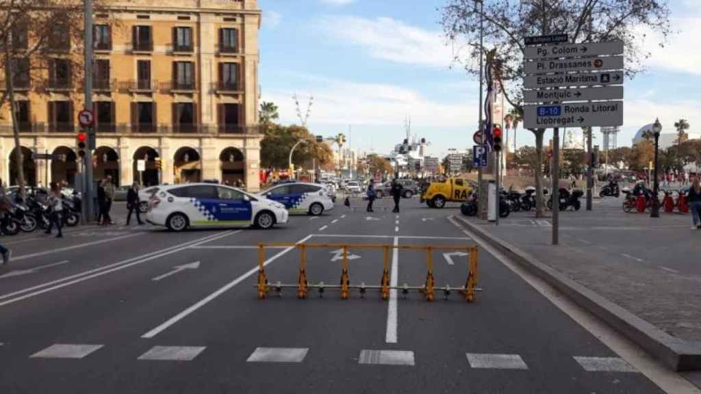 Una valla bloquea la entrada en Via Laietana, a la altura de Correos / M A