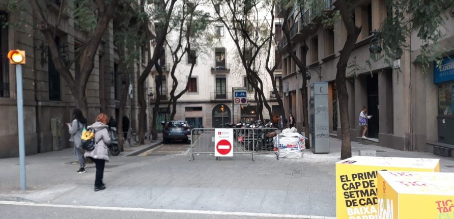 Una de las calles adyacentes, cerrada con una valla / M A