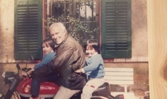 Leopoldo Milà i Sagnier subido a una Montesa Impala junto a sus nietas Jana e Inés / CEDIDA 