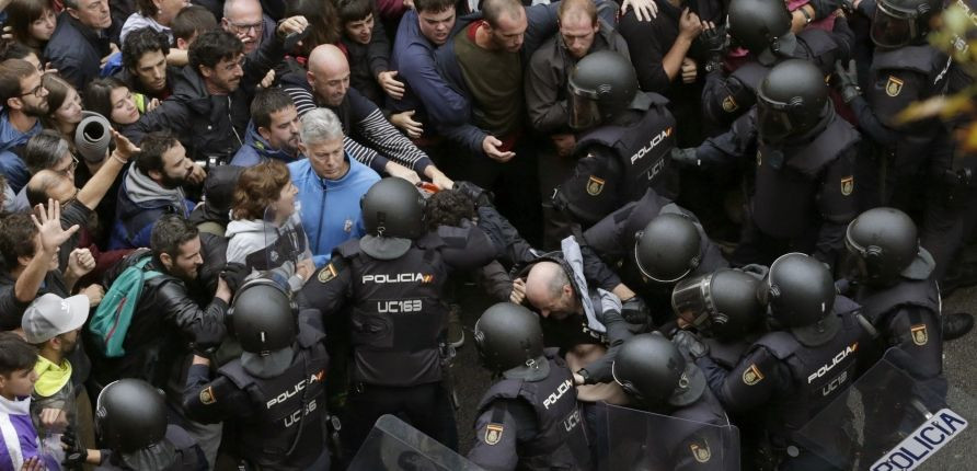 Actuación de la Guardia Civil el pasado 1 de octubre / EFE