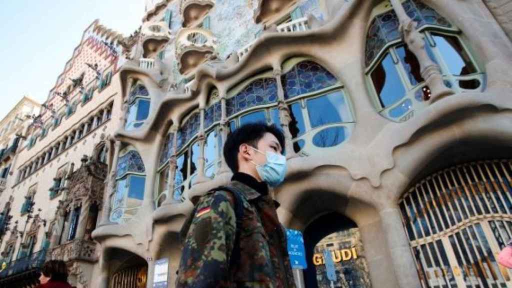 Un turista pasea por delante de la Casa Batlló, en paseo de Gràcia