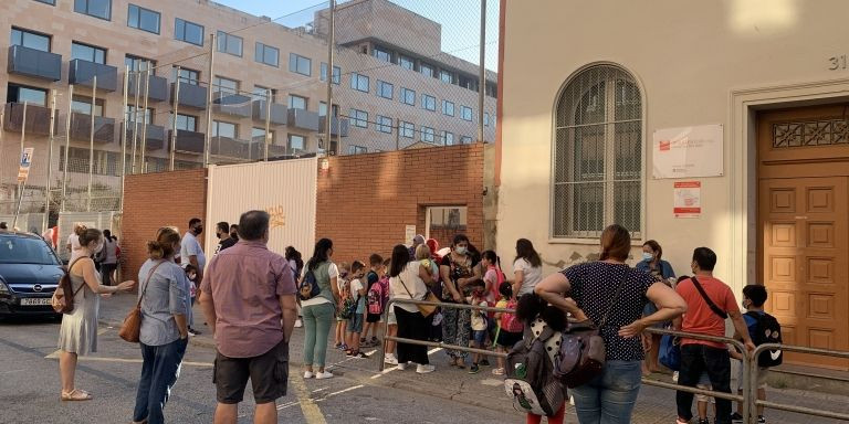 Padres y alumnos en la entrada del colegio Sant Pere Claver de los Jesuïtes del Clot / V. M.