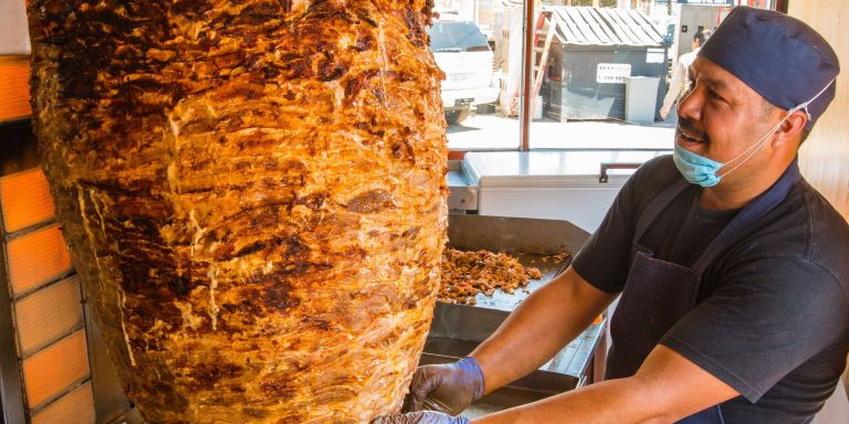 Un cocinero trabajando con un kebab / DANIEL LLOYD - UNSPLASH