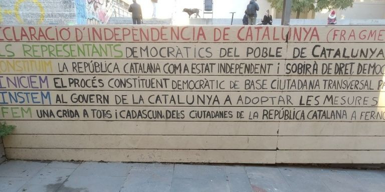 Fragmento de la 'Declaració d'Independència', en la plaza del Poble Romaní / METRÓPOLI ABIERTA - JORDI SUBIRANA