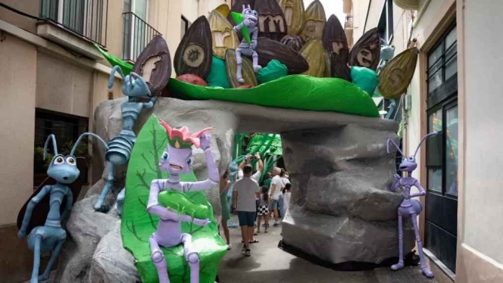 Decoración de la calle Progrés en las Fiestas de Gràcia 2023, que se llevó el primer premio