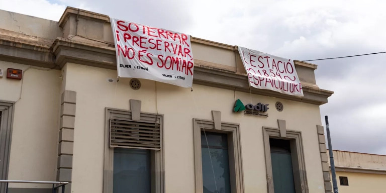 Estación de tren de Sant Feliu propiedad de Adif / LUIS MIGUEL AÑÓN