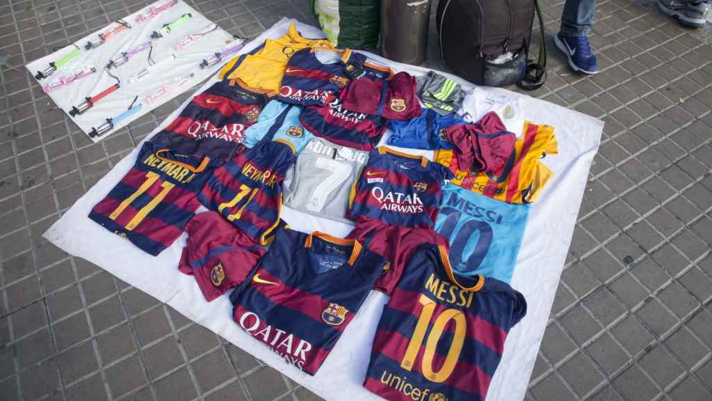 Camisetas de fútbol a la venta en el Top Manta / HUGO FERNÁNDEZ