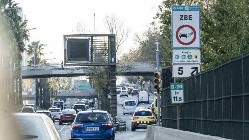 Cartel indicador de la Zona de Bajas Emisiones (ZBE) en Barcelona