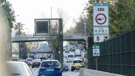 Cartel indicador de la Zona de Bajas Emisiones (ZBE) en Barcelona / AJ BCN