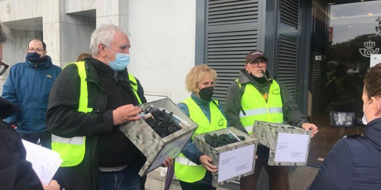 Vecinos de Badalona entregando carbón a las compañías eléctricas / FAVB BADALONA - TWITTER