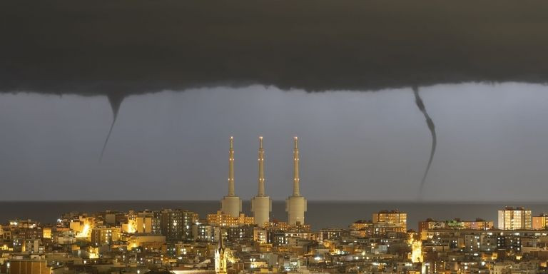 Dos mangas marinas en Badalona vistas desde Barcelona / TWITTER - @Oriol_RB