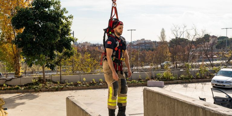 Un bombero del parque de Badalona realizando una práctica / Luis Miguel Añón - Metrópoli