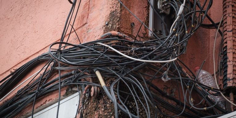 El cableado de la red eléctrica de San Roque / PABLO MIRANZO