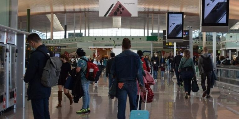 Viajeros en el Aeropuerto de Barcelona-El Prat / AENA