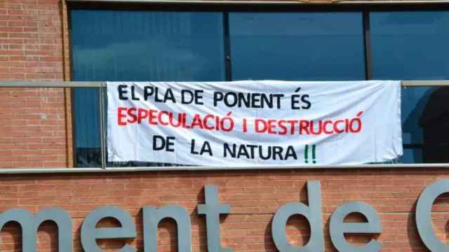 Cartel colgado en el Ayuntamiento de Gavà en contra del pelotazo urbanístico Pla de Ponent