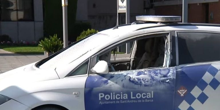 Otra imagen del coche de la policía local incendiado / TWITTER CIRCULO.PODEMOS SABARCA