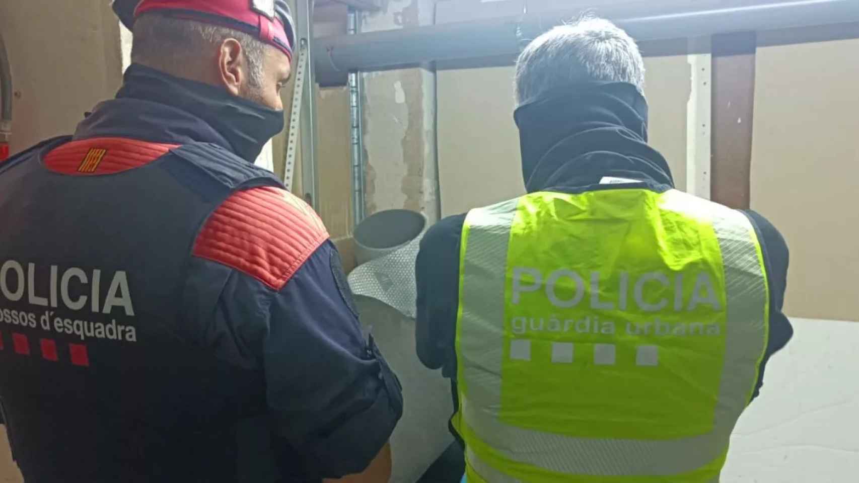 Imagen de un agente de la Guardia Urbana y de los Mossos d'Esquadra durante el operativo / GUARDIA URBANA