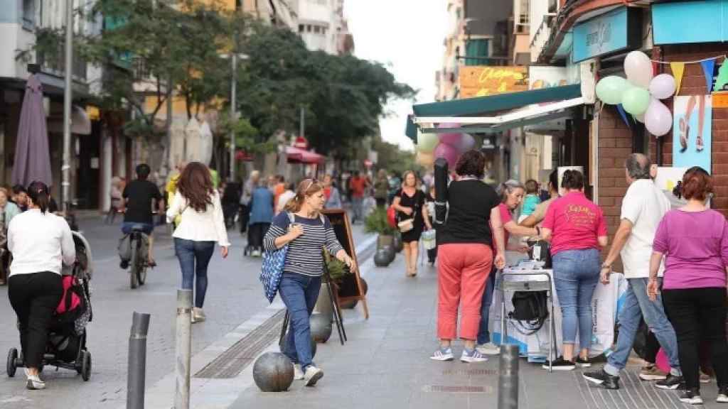 Gente paseando por las calles de Castelldefels