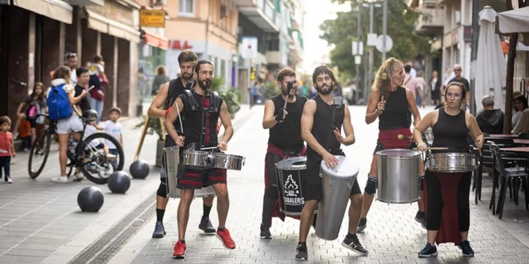 Actuaciones musicales en las calles de Castelldefels en una jornada festiva / AJ CASTELLDEFELS