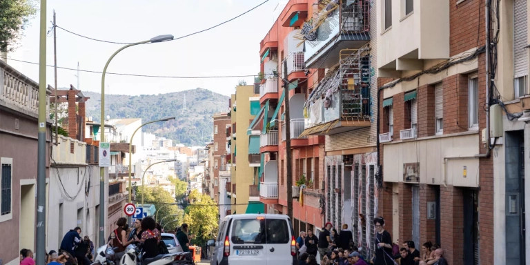 Los anarquistas se concentran en el exterior de la Tarántula / GALA ESPÍN