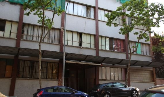 Entrada de los okupas georgianos del colegio de Sant Genís dels Agudells / M. B.