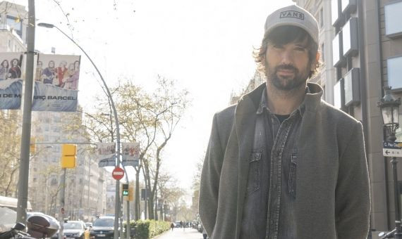 El artista David Otero posa en la Gran Via de les Corts Catalanes de Barcelona / BMAGAZINE