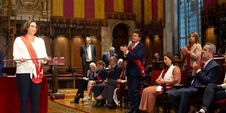 Ada Colau, aplaudida por Manuel Valls, en el pleno de investidura / EFE