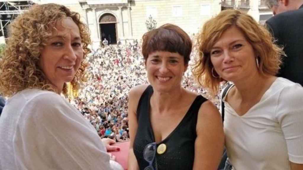 Ester Capella, Eva Baró y Elisenda Alamany durante unas fiestas de la Mercè, de izquierda a derecha