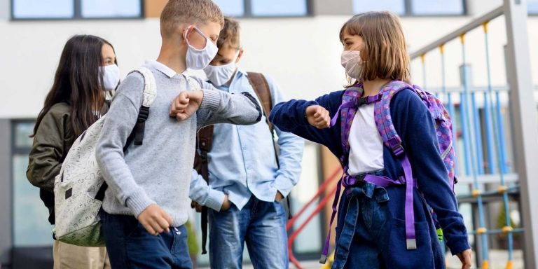 Niños en un colegio cubiertos con una mascarilla / ARCHIVO