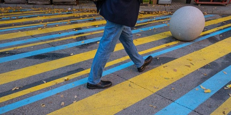 Detalle de los pies de un hombre que pasea por el Eixample / PABLO MIRANZO