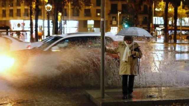 Una mujer sufriendo las consecuencias de las inundaciones por lluvia en Barcelona