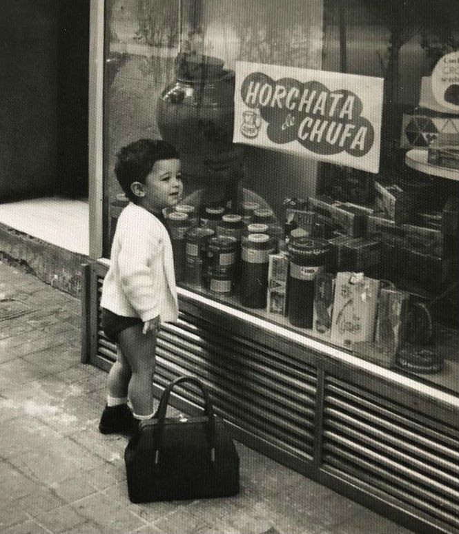 Jaume Collboni, de niño, frente a una horchatería de Ciutat Vella / FAMILIA COLLBONI-CUADRADO