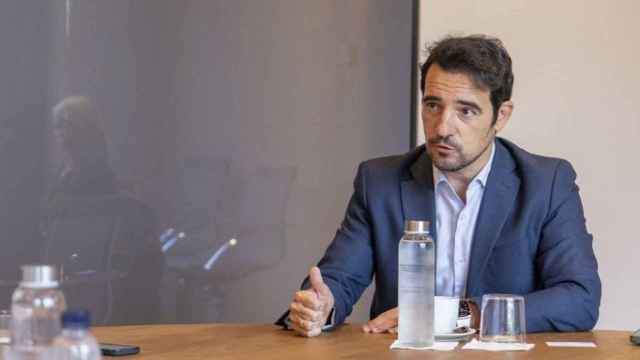 Manu Reyes (PP), alcalde de Castellefels, durante una entrevista a Metrópoli