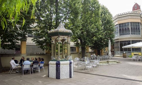 Terrazas del centro cívico Can Deu / HUGO FERNÁNDEZ