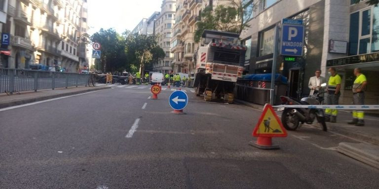 Construcción del carril bici en Via Augusta / TWITTER EN BICIXBCN