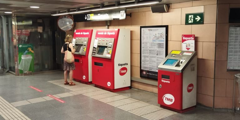 Una viajera compra un abono en una estación del metro de Barcelona / METRÓPOLI 