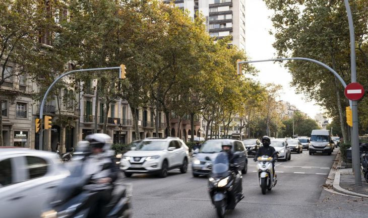 Coches y motos circulan por una calle de Barcelona con tráfico / AYUNTAMIENTO DE BARCELONA
