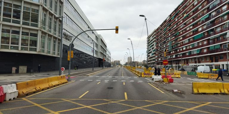 La superficie de Gran Via sin circulación, a la altura de Glòries / METRÓPOLI - JORDI SUBIRANA