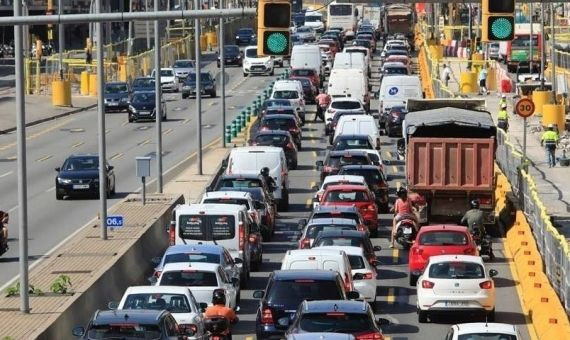 Colas de coches junto a unas obras en Barcelona / ARCHIVO