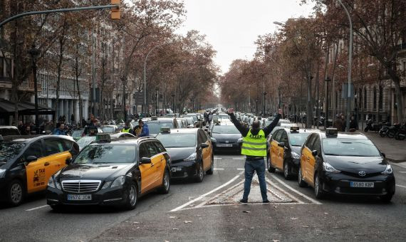 Los taxistas, ocupando la Gran Vía de les Corts Catalanes el pasado enero / HUGO FERNÁNDEZ