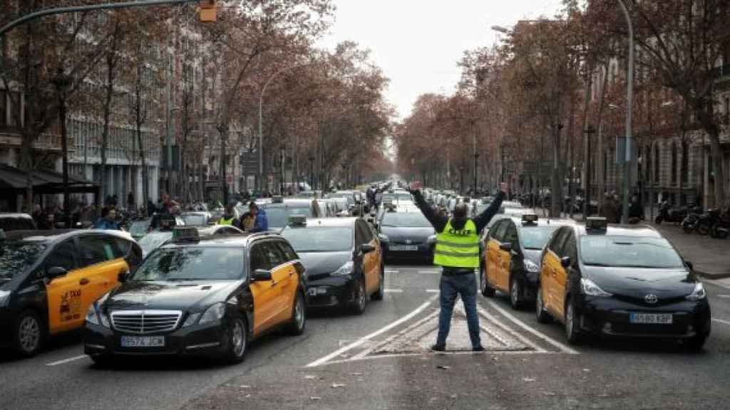 Los taxistas, ocupando la Gran Vía de les Corts Catalanes el pasado enero / HUGO FERNÁNDEZ
