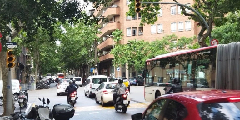 Tráfico en la calle de Mallorca / METRÓPOLI - JORDI SUBIRANA