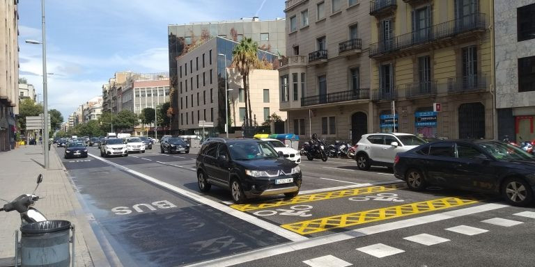 La calle de Aragó, llena de coches, a mediados de septiembre / JORDI SUBIRANA