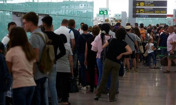 Colas en el aeropuerto de Barcelona / EFE