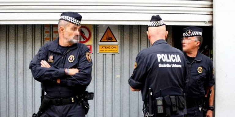 Agentes de la Guardia Urbana en Nou Barris / EFE