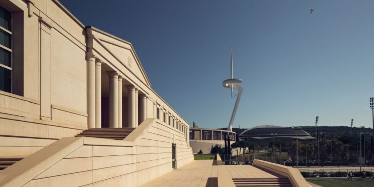 El edificio del INEFC, con la Torre de Calatrava al fondo / RICARDO BOFILL TALLER D'ARQUITECTURA