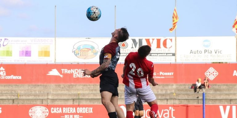 Un futbolista del Júpiter intenta controlar la pelota en un duelo con el Vic / CEDIDA