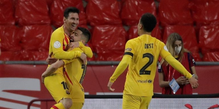 Los jugadores del FC Barcelona, Leo Messi, Jordi Alba y  Sergiño Dest celebran el cuarto gol del equipo barcelonista durante la Copa del Rey  / EFE - Julio Muñoz.