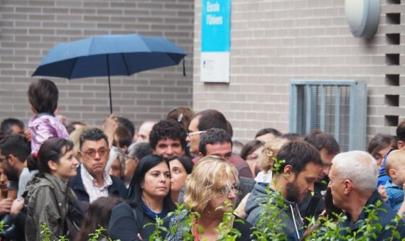 Colas para votar en un colegio de Gràcia, el pasado 1 de octubre / AM