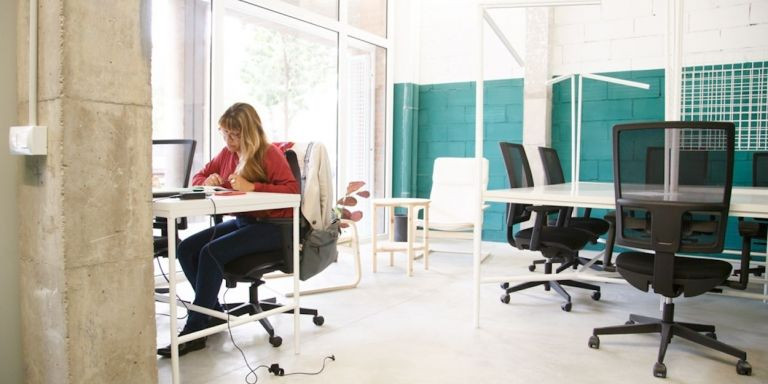 Una mujer trabaja en el primer espacio de coworking en Sant Andreu / AYUNTAMIENTO DE BARCELONA